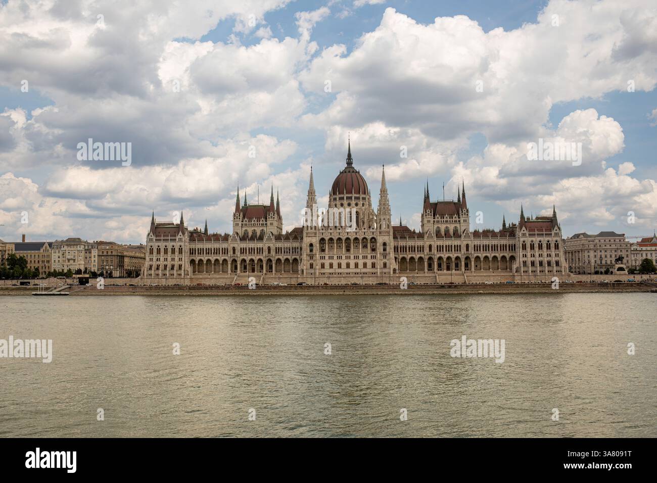 Budapest, Hongrie - 4 juillet 2023 : Parlement hongrois, bâtiments historiques et bâtiment du gouvernement Banque D'Images
