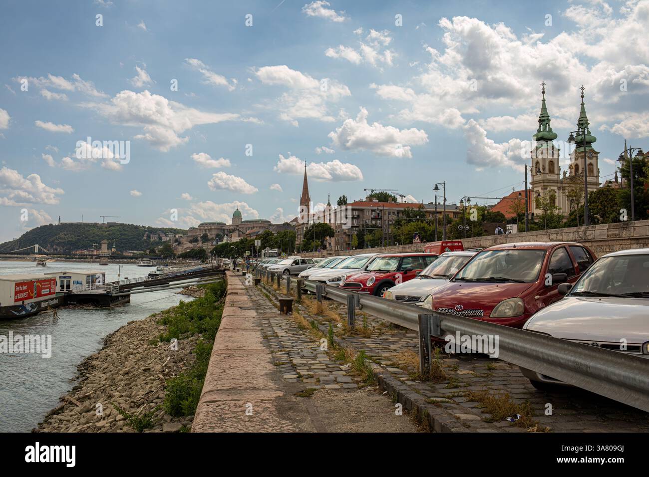 Budapest, Hongrie - 4 juillet 2023 : vue sur le Danube et le côté Buda de la ville Banque D'Images