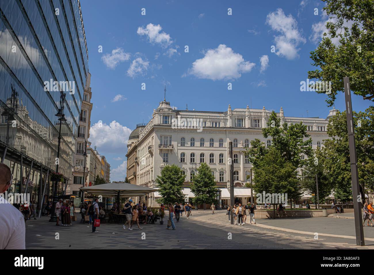 Budapest, Hongrie - 18 juin 2023 : place Vorosmarty Banque D'Images