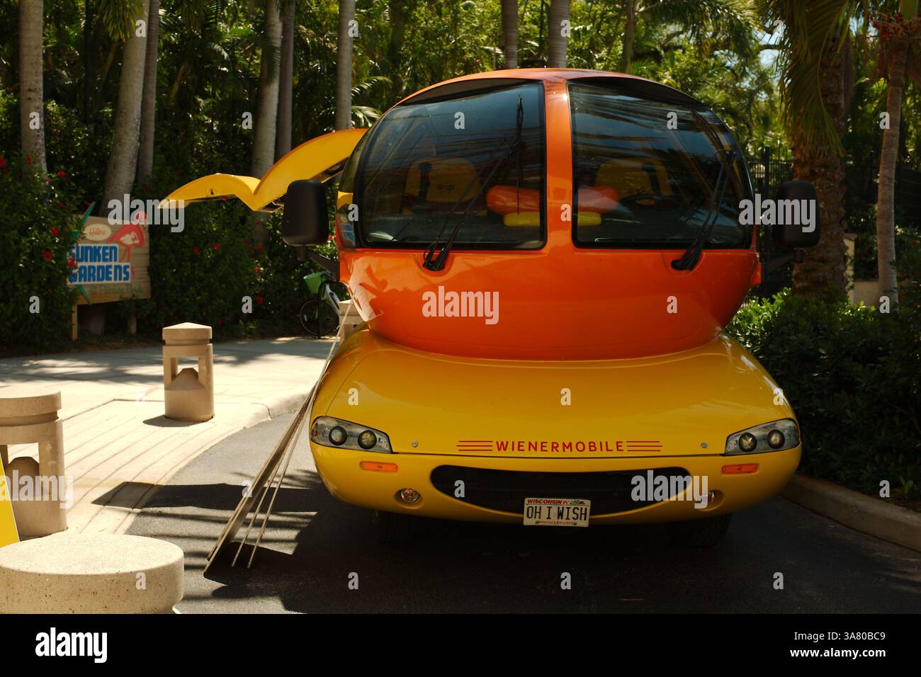 Usage éditorial seulement 27 mars 2025 produit Petersburg, FL, USA. Oscar Mayer Wienermobile véhicule promotionnel en forme de hot dog sur un pain. Orange et jaune Banque D'Images