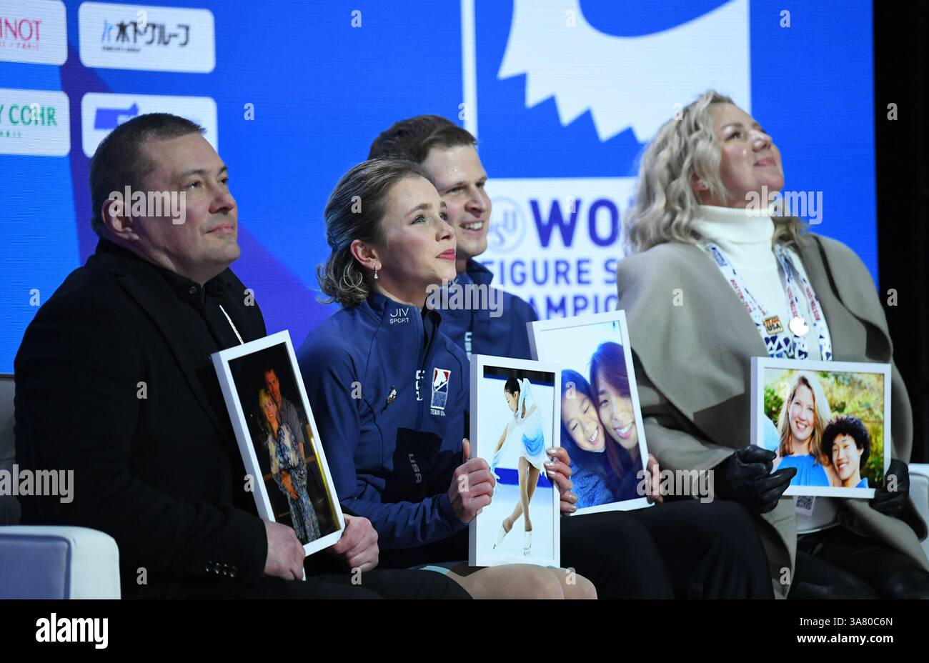 Boston, États-Unis. 27 mars 2025. Alisa Efimova et Misha Mitrofanov, des États-Unis, tiennent des photos de patineurs perdus dans un accident d’avion d’American Airlines alors qu’ils attendent leurs scores après avoir joué dans le programme pairs Free aux Championnats du monde de patinage artistique 2025 de l’ISU au TD Garden à Boston, Massachusetts, le jeudi 27 mars 2025. Photo de Amanda Sabga/UPI. Crédit : UPI/Alamy Live News Banque D'Images
