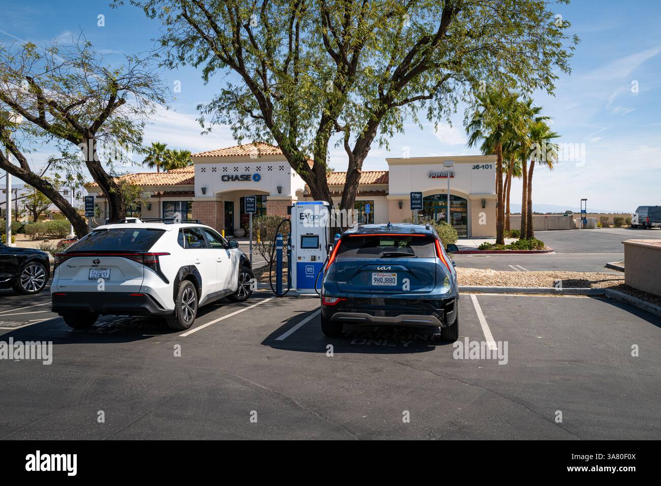 Voitures électriques KIA et Toyota se chargeant à la station de recharge EVgo, Banque D'Images