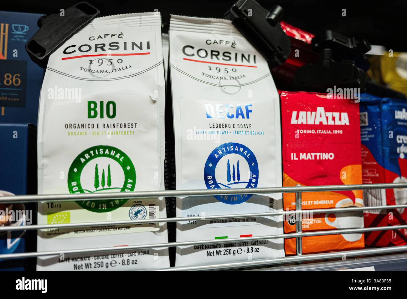 Lviv, Ukraine - 25 mars 2025 : Caffe Corsini Bio et les variétés décaféinées à côté de Lavazza il Mattino, exposées sur une étagère. Banque D'Images