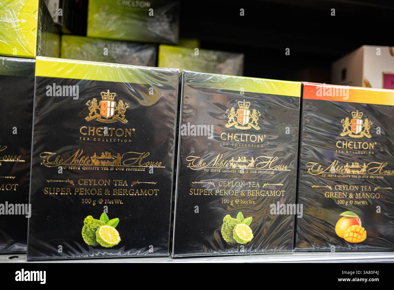 Lviv, Ukraine - 25 mars 2025 : thé Chelton Ceylan avec des saveurs distinctes de bergamote et de mangue dans des paquets élégants Banque D'Images