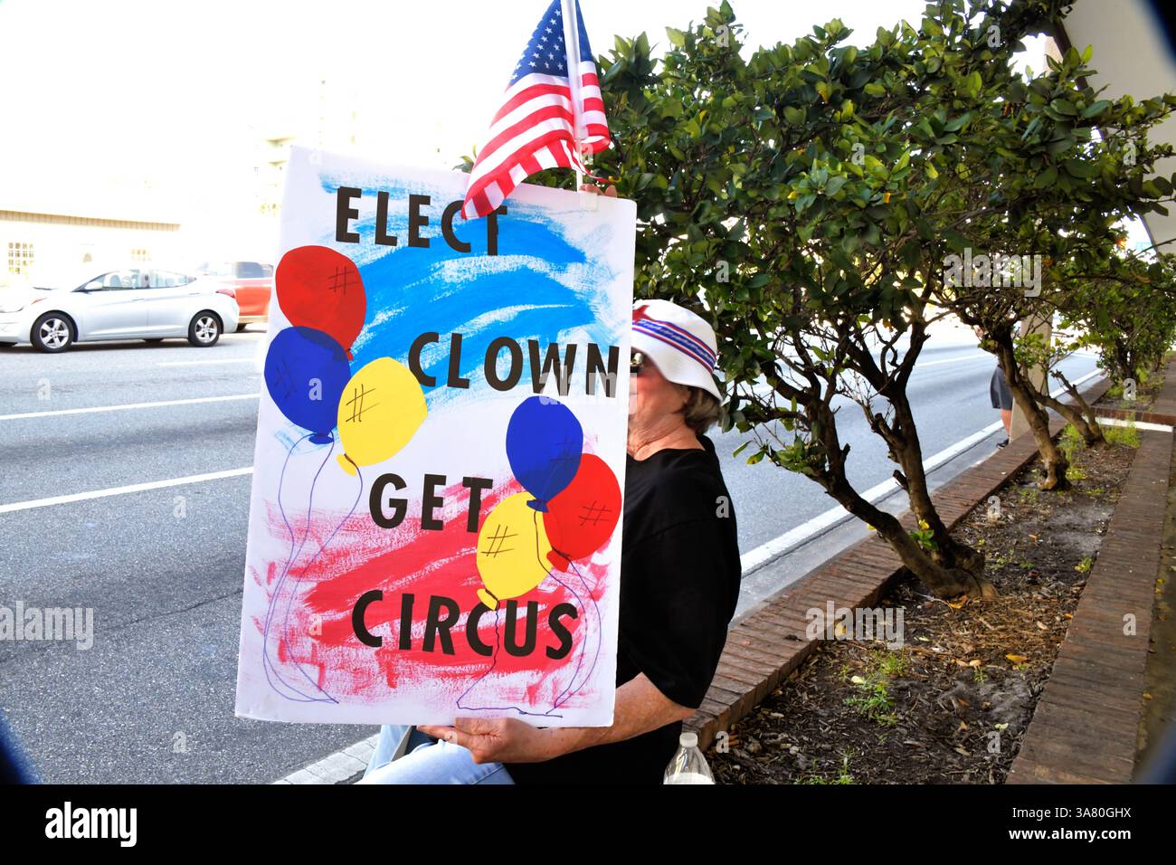 Melbourne. Comté de Brevard, Floride, États-Unis. Le 27 mars 2025, les Démocrates du Brevard s’associent à Awake Brevard et Space Coast progressive Alliance pour se rallier contre le projet 2025. La démonstration dans tout le comté à trois intersections majeures US1 à Fl50 à Titusville, FL520 à Cocoa et FL192 à Melbourne. Des centaines de personnes se sont rendues à ces rassemblements. Les gens expriment de profondes inquiétudes au sujet de la mise en œuvre rapide et dangereuse des politiques du projet 2025 sous l’administration Trump et de personnalités influentes comme Elon Musk. Crédit photo : Julian Leek/Alamy Live News Banque D'Images