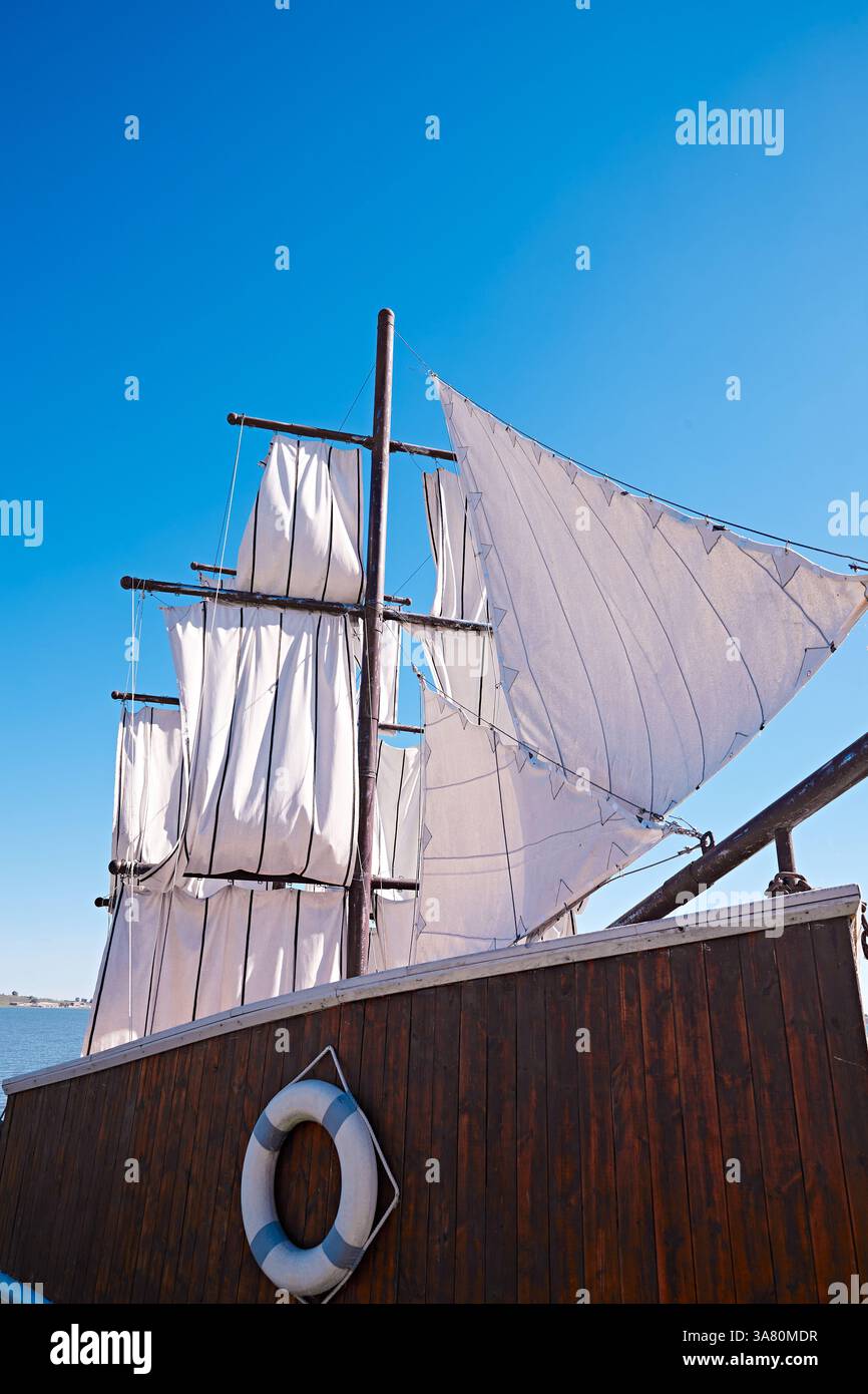 Voilier traditionnel avec voiles blanches sur l'eau calme Banque D'Images