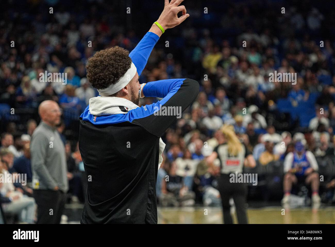 Orlando, Floride, États-Unis, 27 mars 2025, la garde des Dallas Mavericks, Klay Thompson #31, réagit après un score au Kia Center. (Crédit photo : Marty Jean-Louis/Alamy Live News Banque D'Images