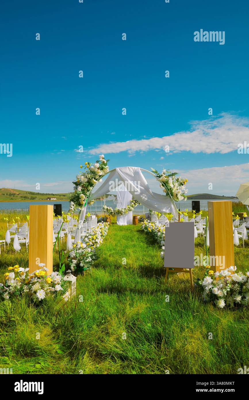 Lieu de mariage en bord de lac avec tente blanche et décorations florales Banque D'Images