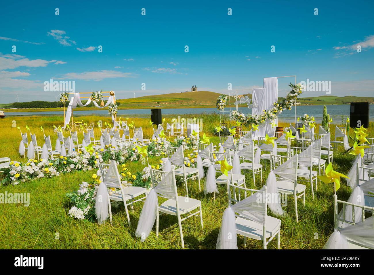 Lieu de mariage en bord de lac avec tente blanche et décorations florales Banque D'Images