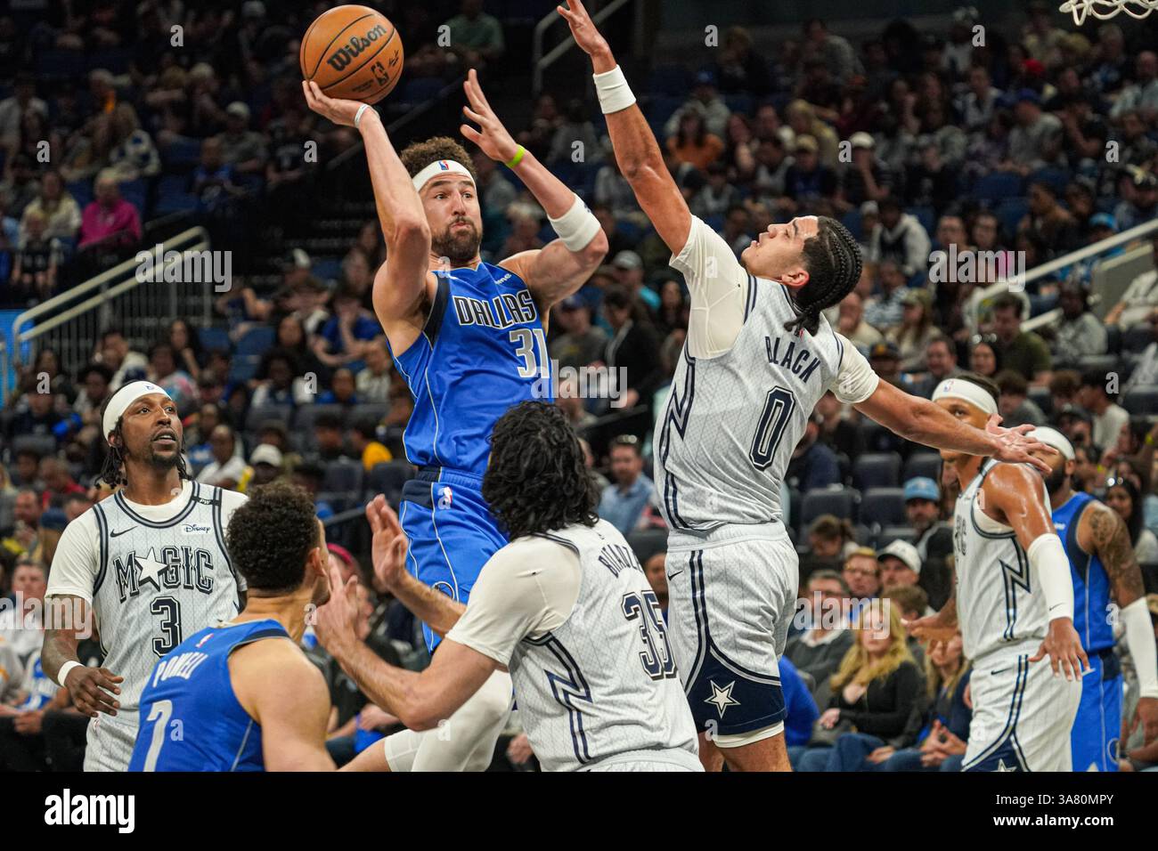 Orlando, Floride, États-Unis, 27 mars 2025, Dallas Mavericks garde Klay Thompson #31 tentative de marquer en première mi-temps au Kia Center. (Crédit photo : Marty Jean-Louis/Alamy Live News Banque D'Images
