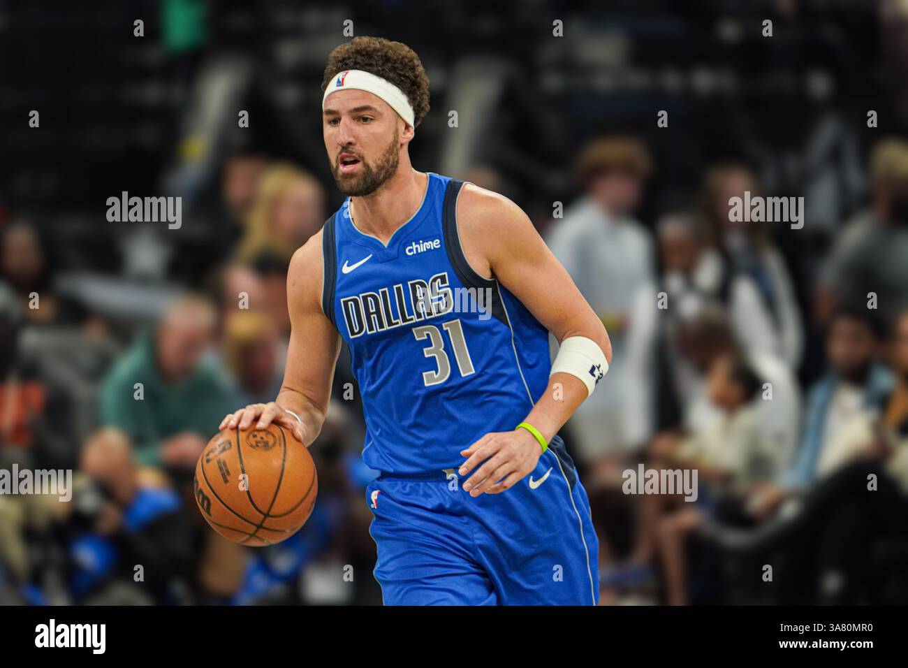 Orlando, Floride, États-Unis, 27 mars 2025, le garde des Dallas Mavericks, Klay Thompson #31, se précipite en première mi-temps au Kia Center. (Crédit photo : Marty Jean-Louis/Alamy Live News Banque D'Images