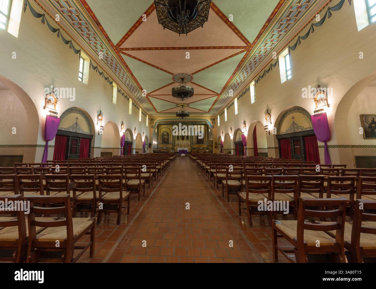 Mission Santa Clara de Asis. La nef de l'église de la Mission, avec ses 6 chapelles latérales, 3 lustres et une allée de 150 pieds de long. Banque D'Images
