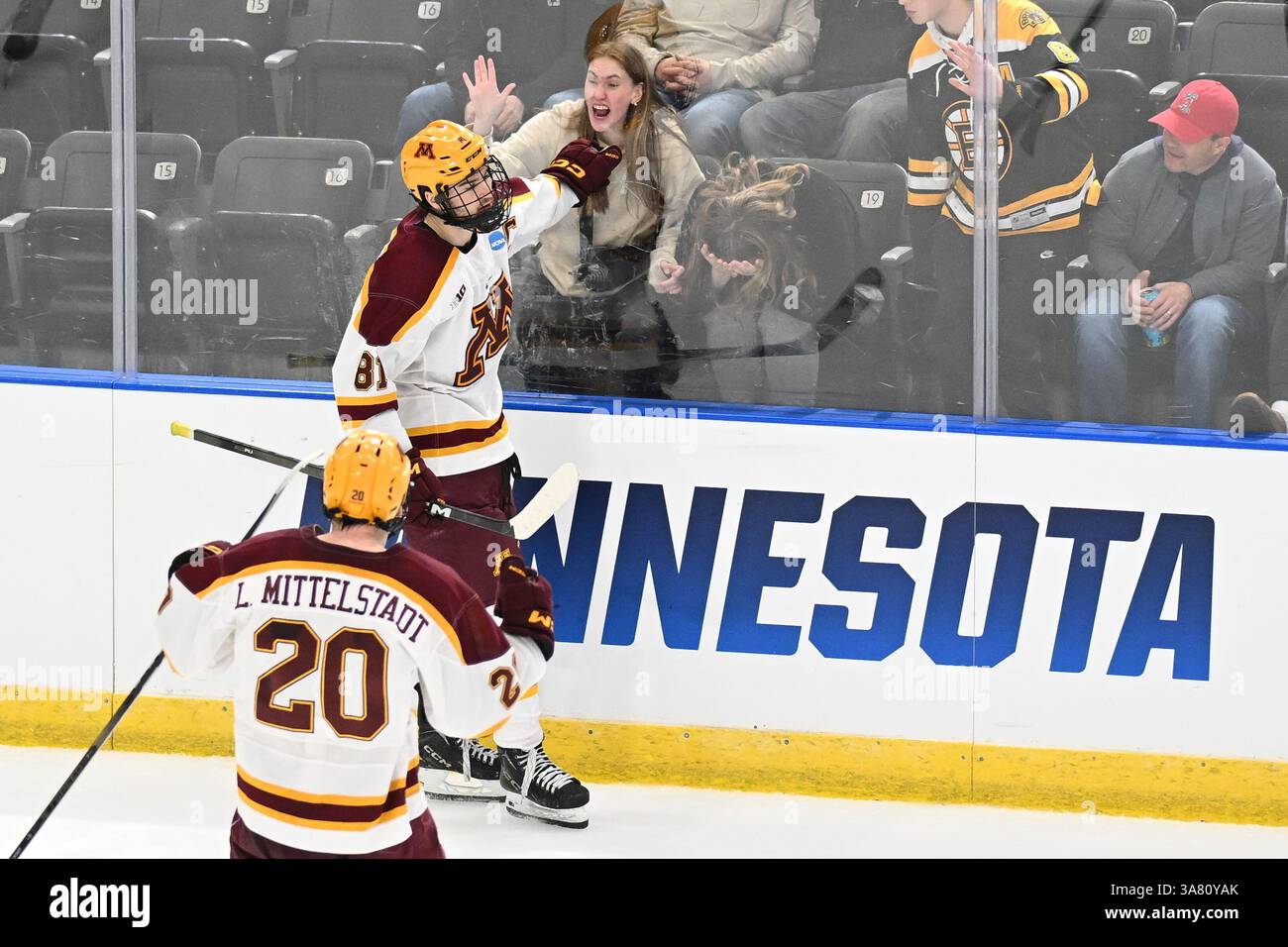 L’attaquant des Gophers du Minnesota Jimmy Snuggerud (81) célèbre après avoir marqué un but lors du match de hockey de la NCAA West Regional entre les Minutemen de l’Université du Massachusetts et les Gophers du Minnesota au Scheels Arena à Fargo, Dakota du Nord, le jeudi 27 mars 2025. Le Massachusetts gagne 5-4 en prolongation. Par Russell Hons/CSM (image crédit : © Russell Hons/Cal Sport Media) Banque D'Images