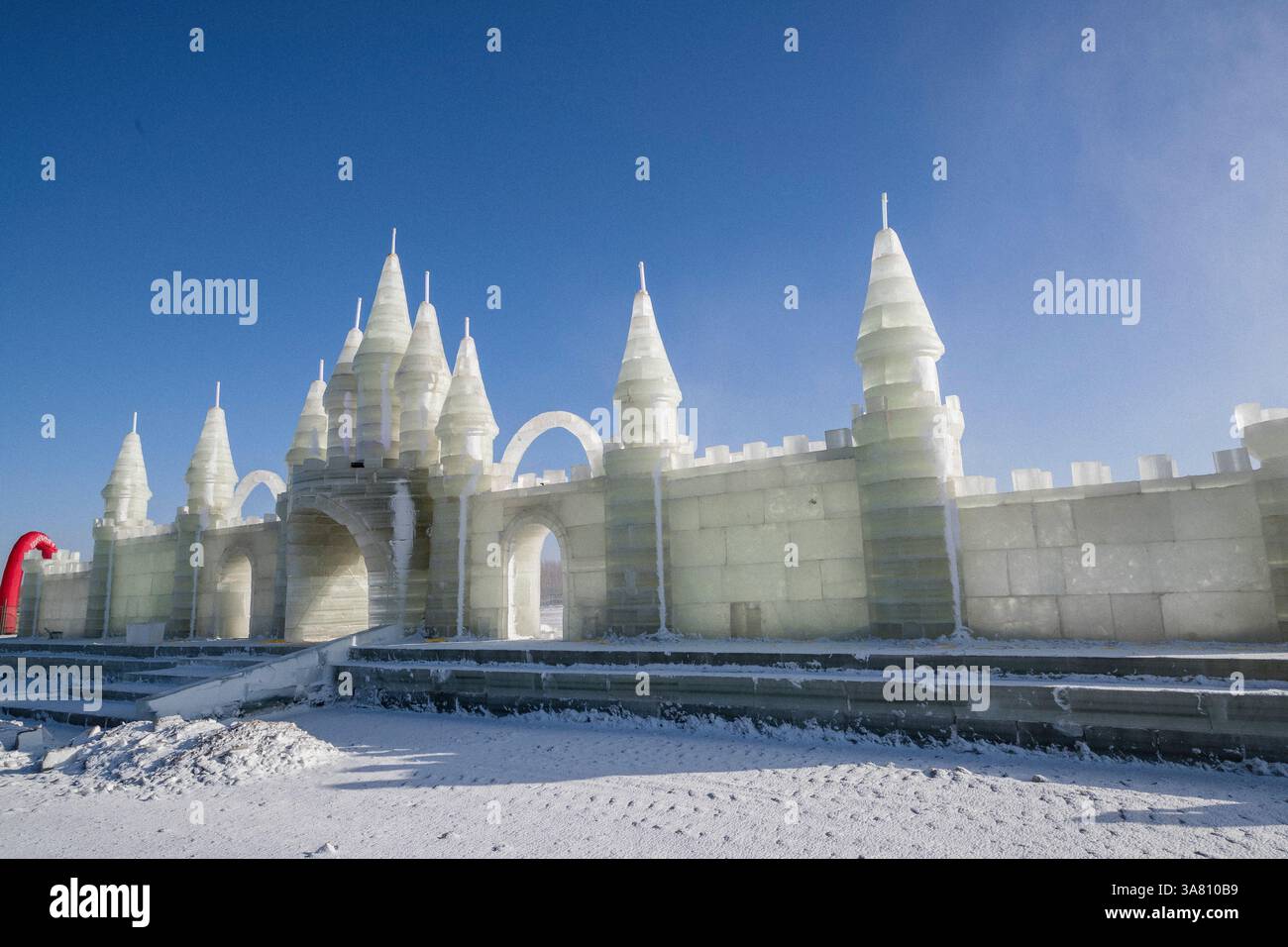 Exposition de sculptures sur glace contre le ciel bleu Banque D'Images