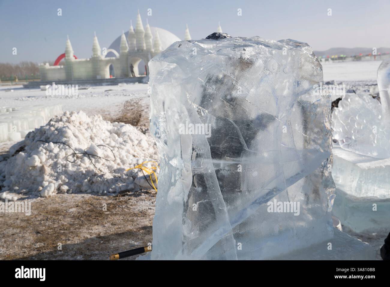 Exposition de sculptures sur glace contre le ciel bleu Banque D'Images