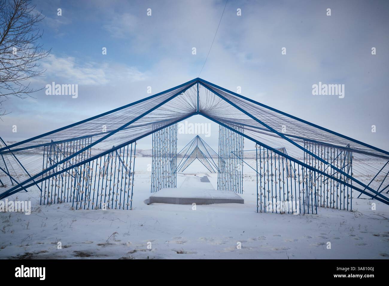 Arc géométrique en métal dans le paysage enneigé Banque D'Images