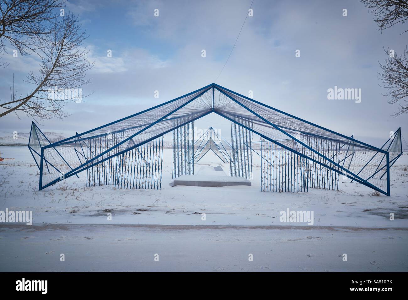 Arc géométrique en métal dans le paysage enneigé Banque D'Images