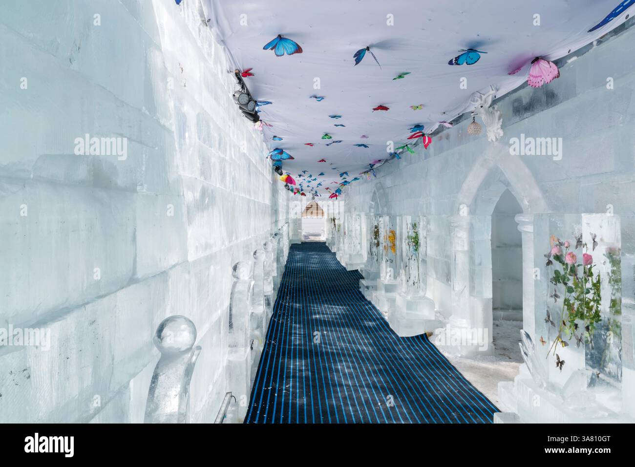 Exposition de sculptures sur glace contre le ciel bleu Banque D'Images