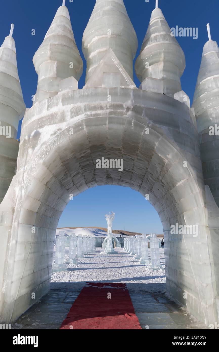 Exposition de sculptures sur glace contre le ciel bleu Banque D'Images