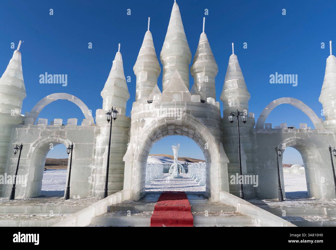 Exposition de sculptures sur glace contre le ciel bleu Banque D'Images