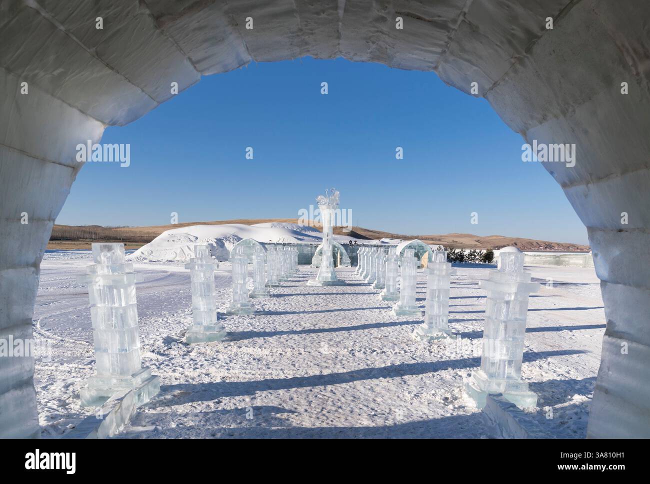 Exposition de sculptures sur glace contre le ciel bleu Banque D'Images