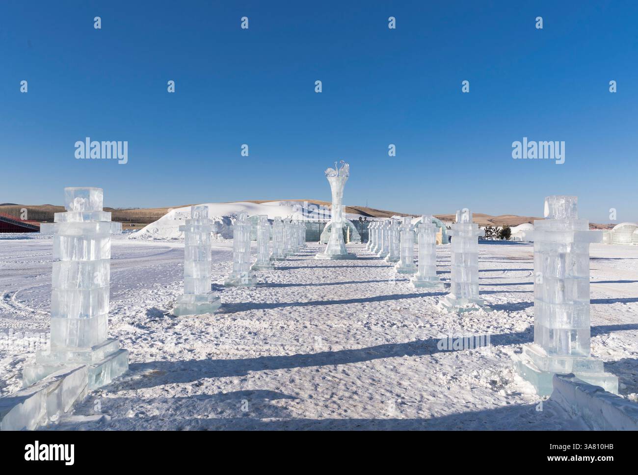 Exposition de sculptures sur glace contre le ciel bleu Banque D'Images