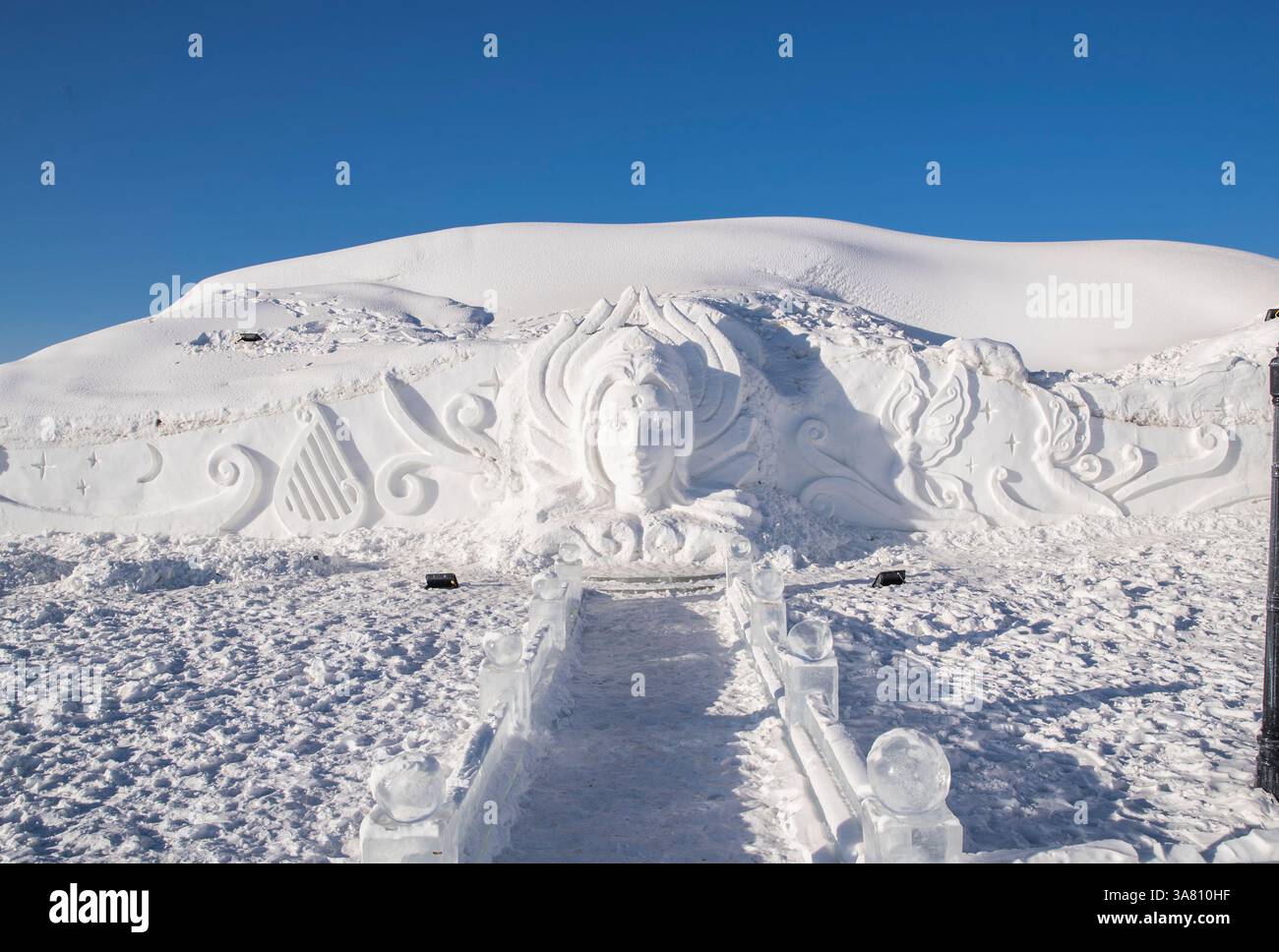 Sculpture de neige détaillée d'un visage féminin Banque D'Images