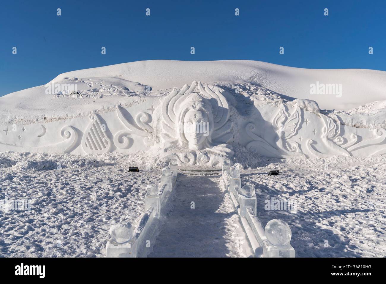 Sculpture de neige détaillée d'un visage féminin Banque D'Images
