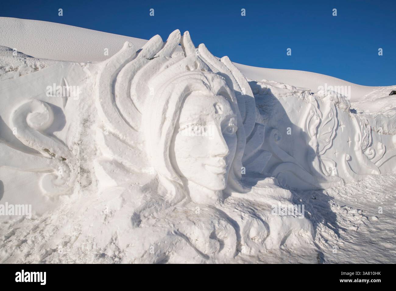 Sculpture de neige détaillée d'un visage féminin Banque D'Images