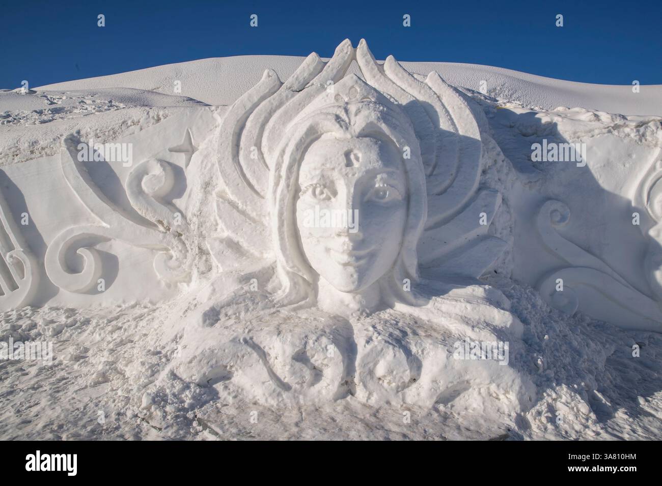 Sculpture de neige détaillée d'un visage féminin Banque D'Images