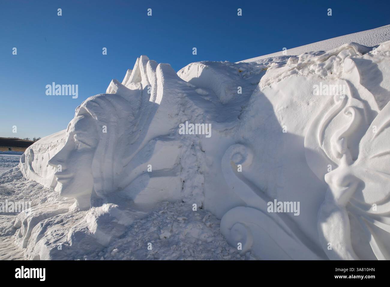 Sculpture de neige détaillée d'un visage féminin Banque D'Images