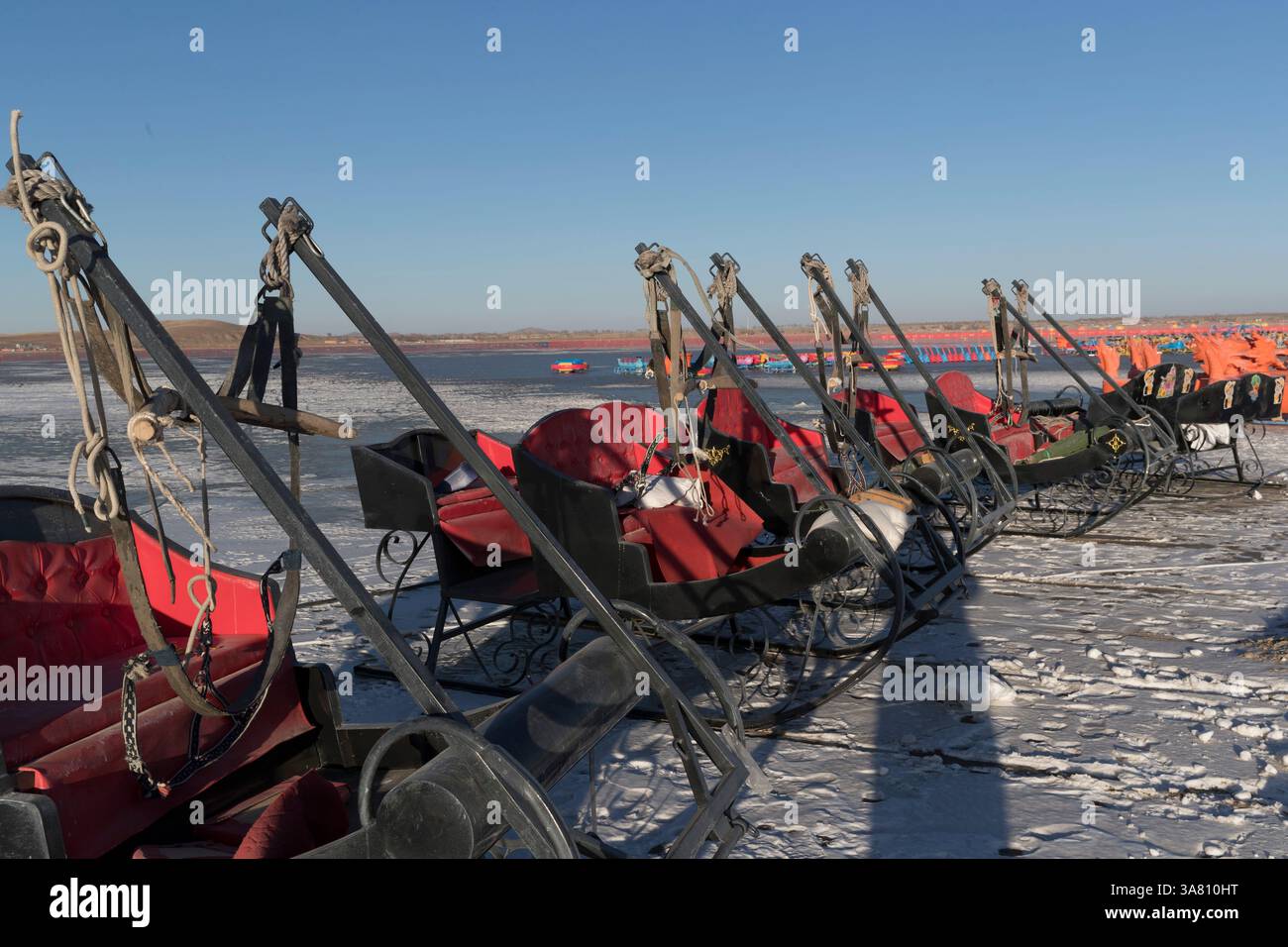 Vélos de glace colorés sur Frozen Lake Banque D'Images