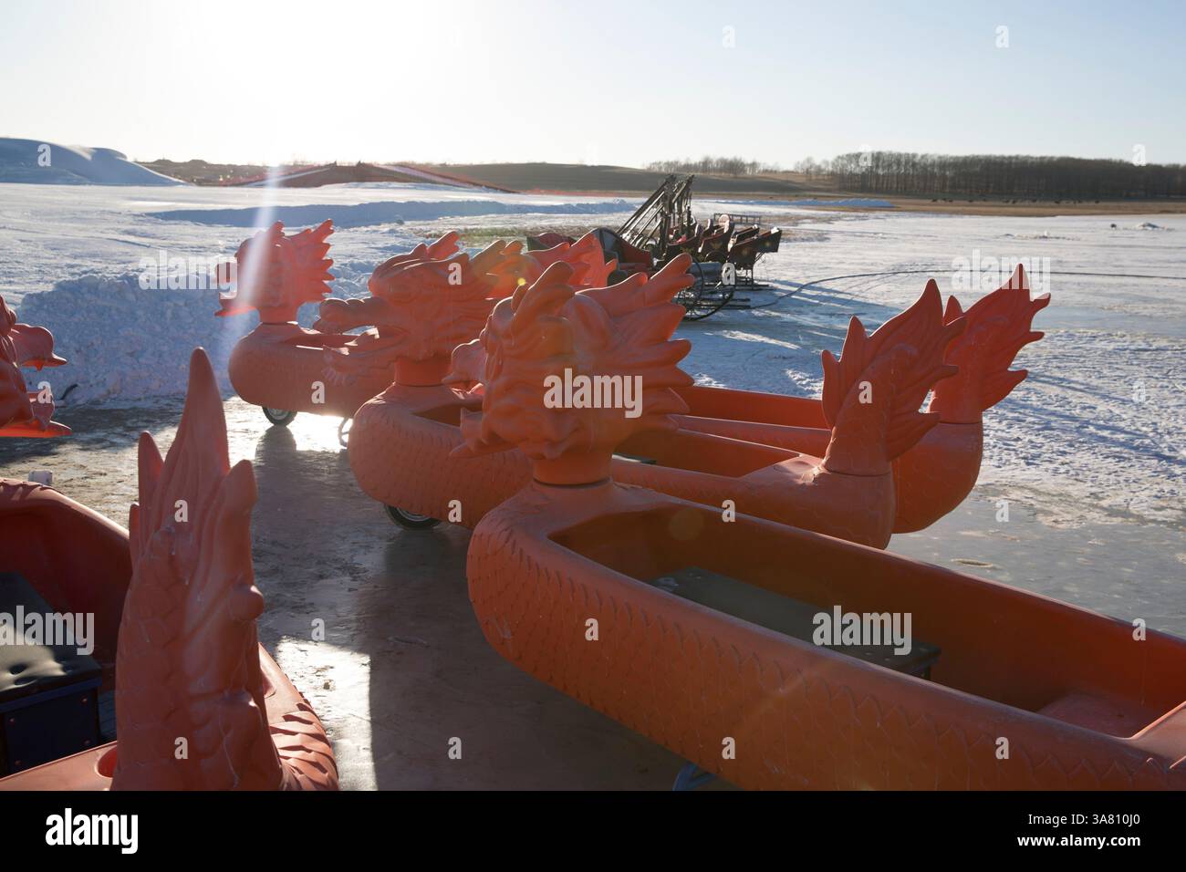 Vélos de glace colorés sur Frozen Lake Banque D'Images