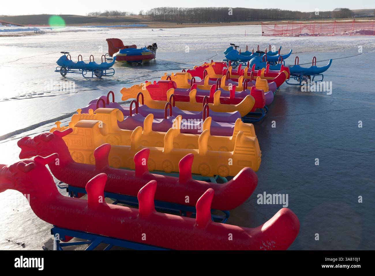 Vélos de glace colorés sur Frozen Lake Banque D'Images