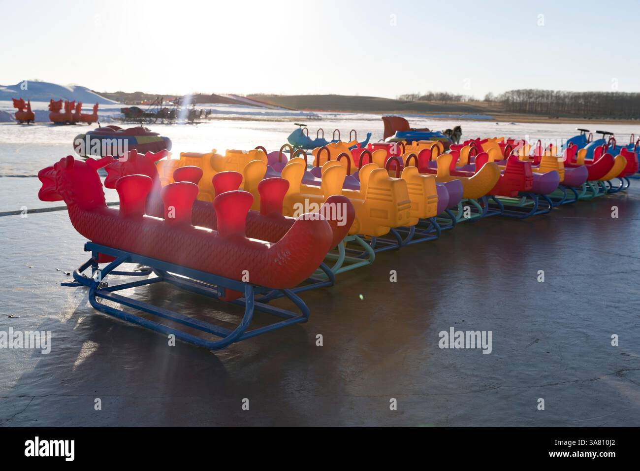 Vélos de glace colorés sur Frozen Lake Banque D'Images