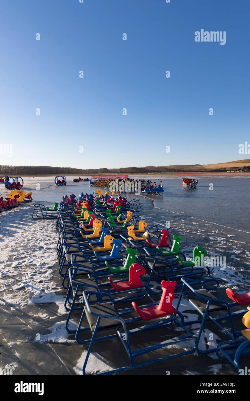 Vélos de glace colorés sur Frozen Lake Banque D'Images
