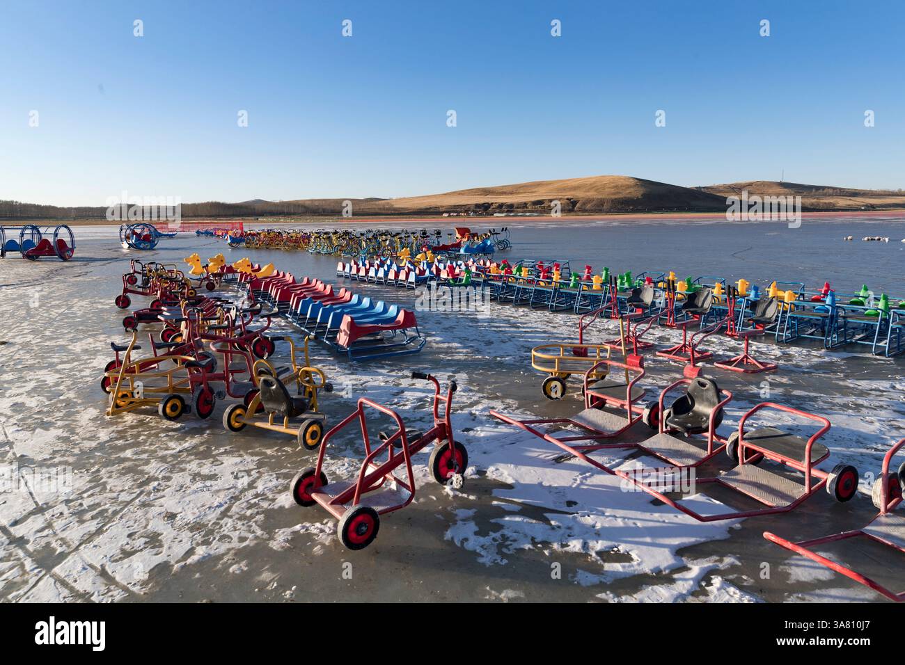 Vélos de glace colorés sur Frozen Lake Banque D'Images