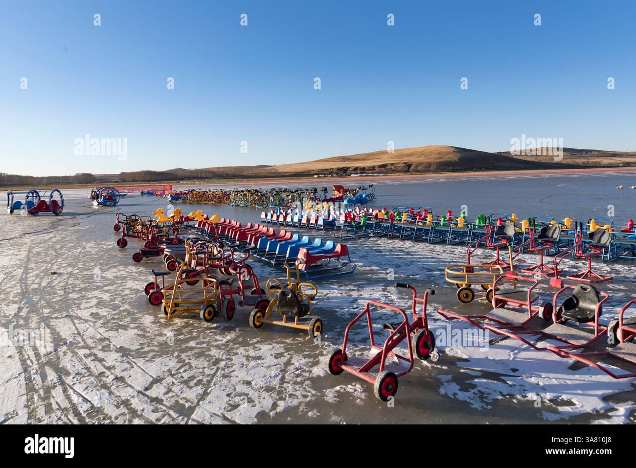 Vélos de glace colorés sur Frozen Lake Banque D'Images