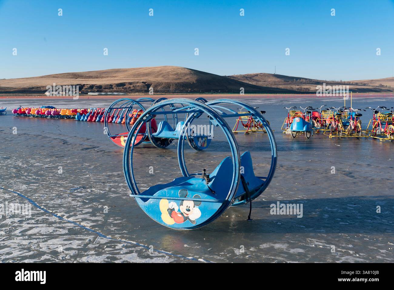 Vélos de glace colorés sur Frozen Lake Banque D'Images