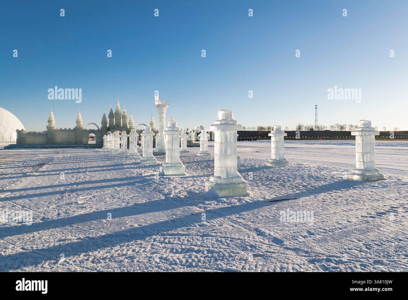 Exposition de sculptures sur glace contre le ciel bleu Banque D'Images