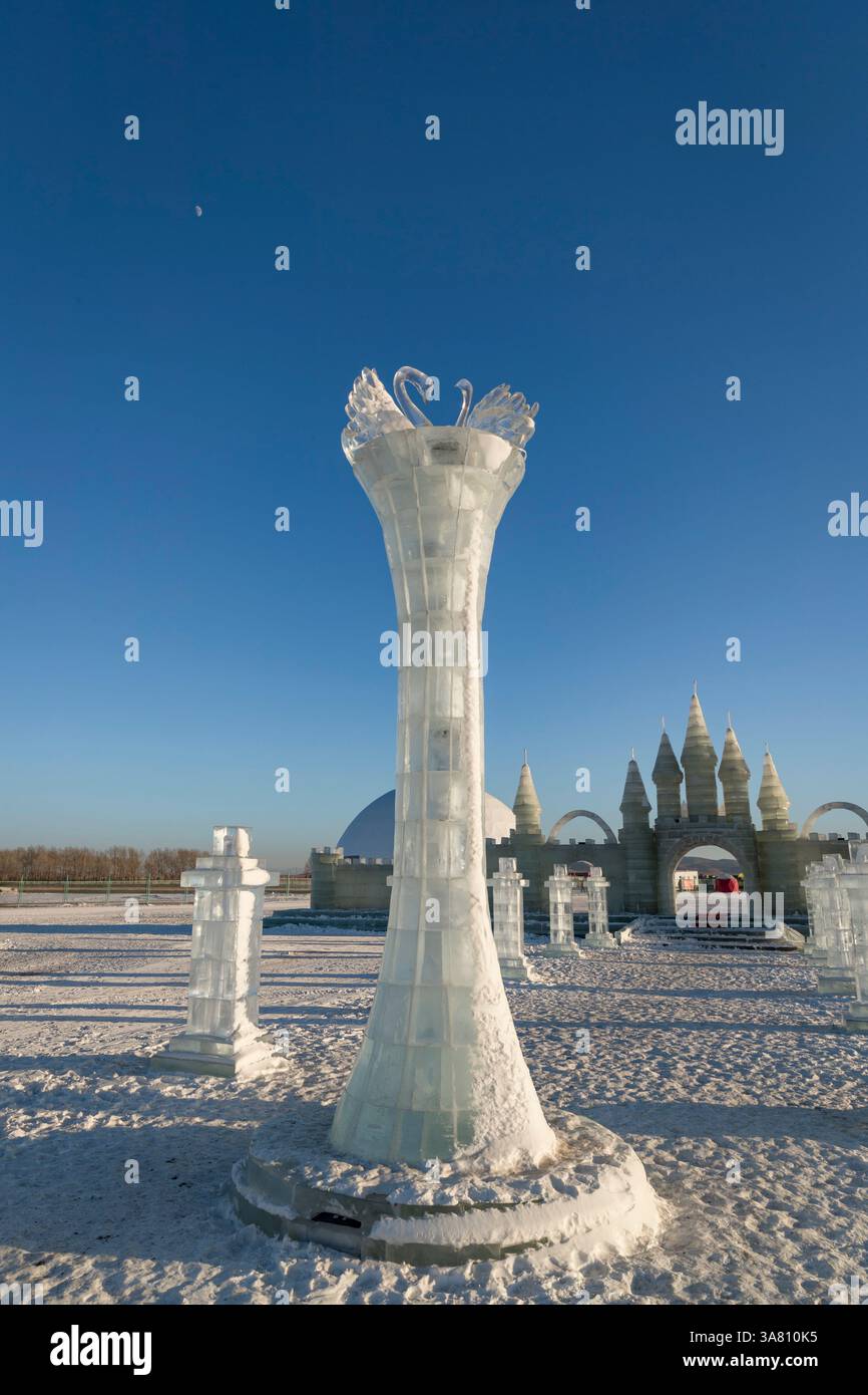 Exposition de sculptures sur glace contre le ciel bleu Banque D'Images