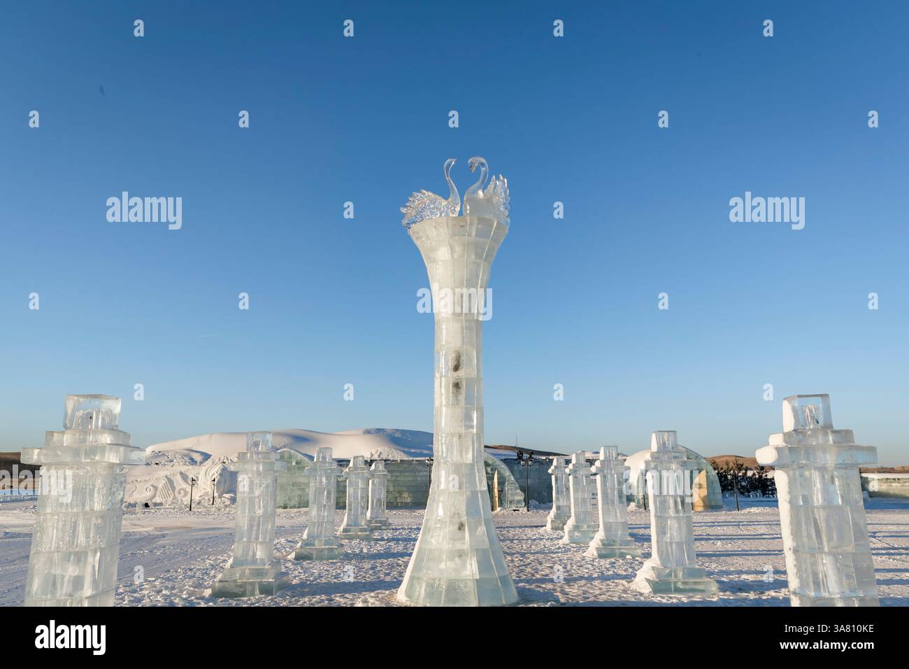 Exposition de sculptures sur glace contre le ciel bleu Banque D'Images