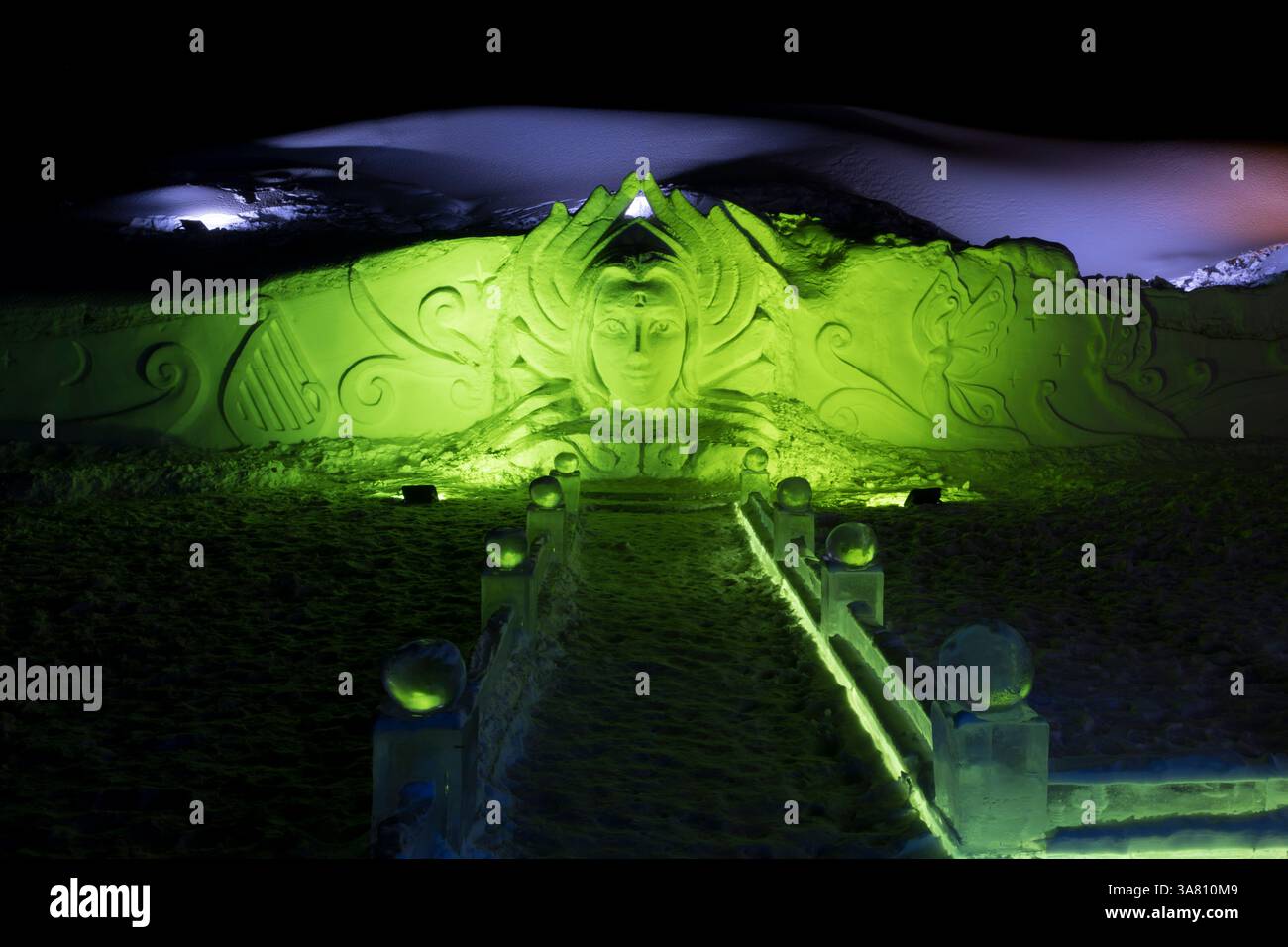 Exposition lumineuse de sculptures sur glace la nuit Banque D'Images