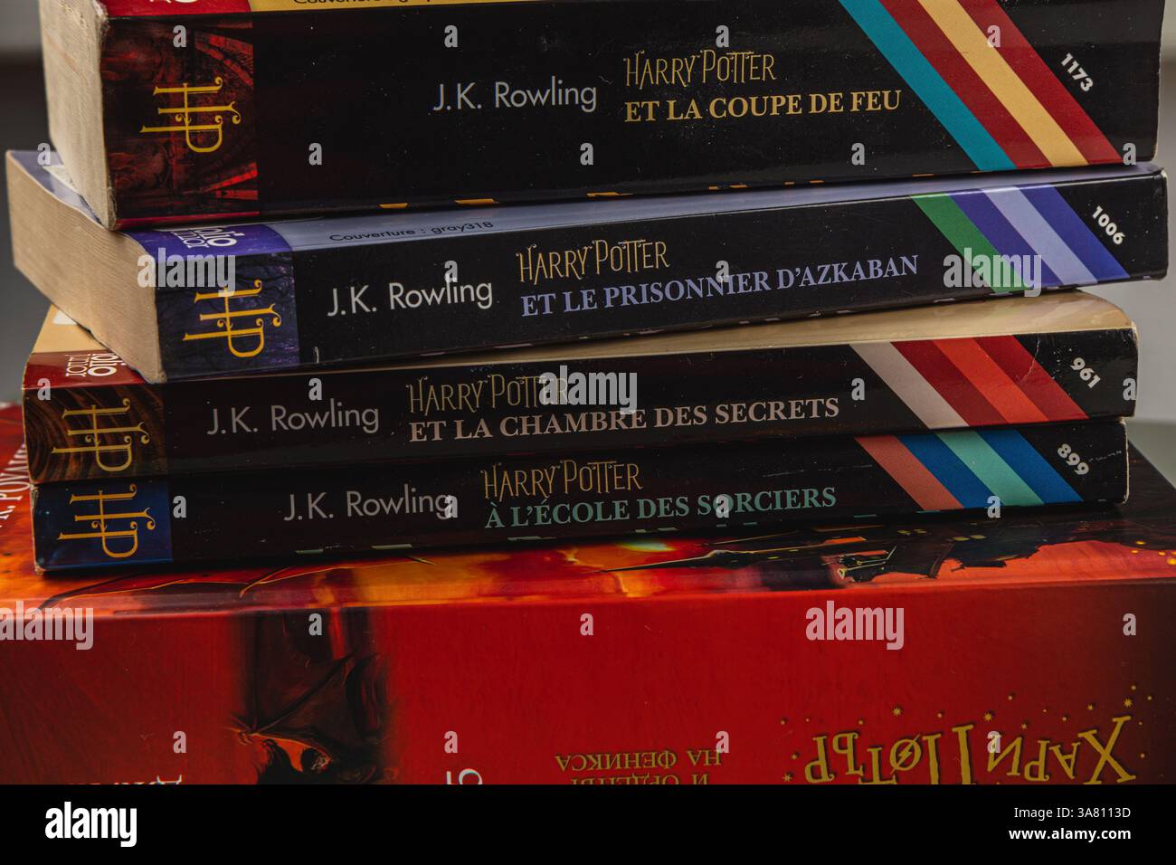 25.03.25 Lviv Ukraine Une collection de livres Harry Potter en français et en bulgare, présentant des titres comme Goblet of Fire et Chamber of secrets. Accès Banque D'Images