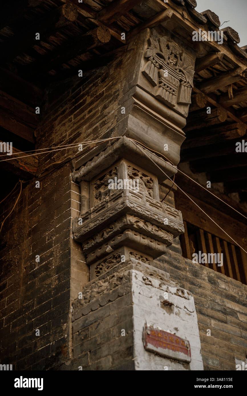 Colonne de brique sculptée avec panneau de rue bleu Banque D'Images