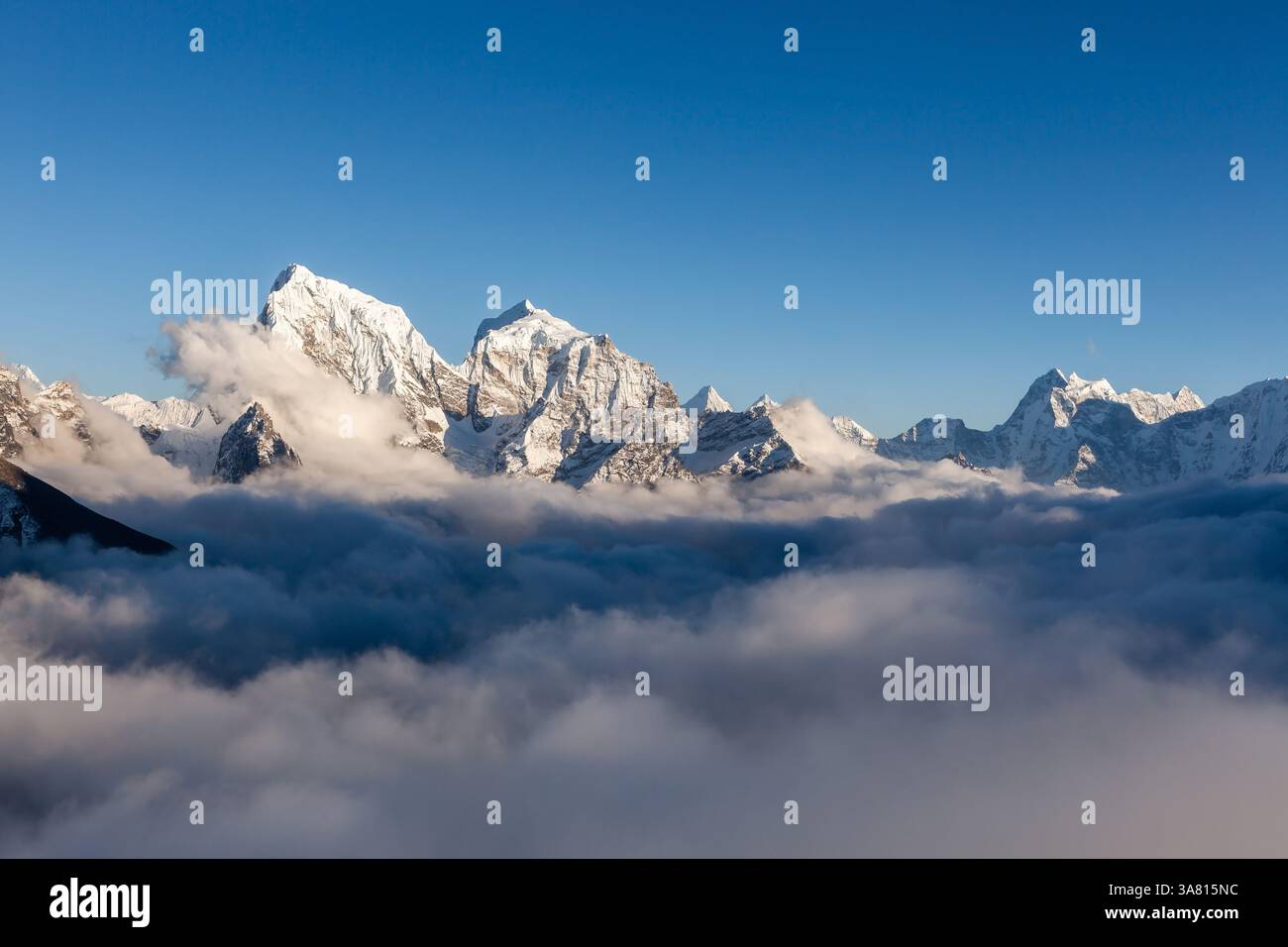 Sommets enneigés de l'Himalaya dans la mer des nuages. Beau paysage au Népal sur Everest base Camp trek. Banque D'Images Sommets enneigés de l'Himalaya dans la mer des nuages. Beau paysage au Népal sur Everest base Camp trek. Banque D'Images