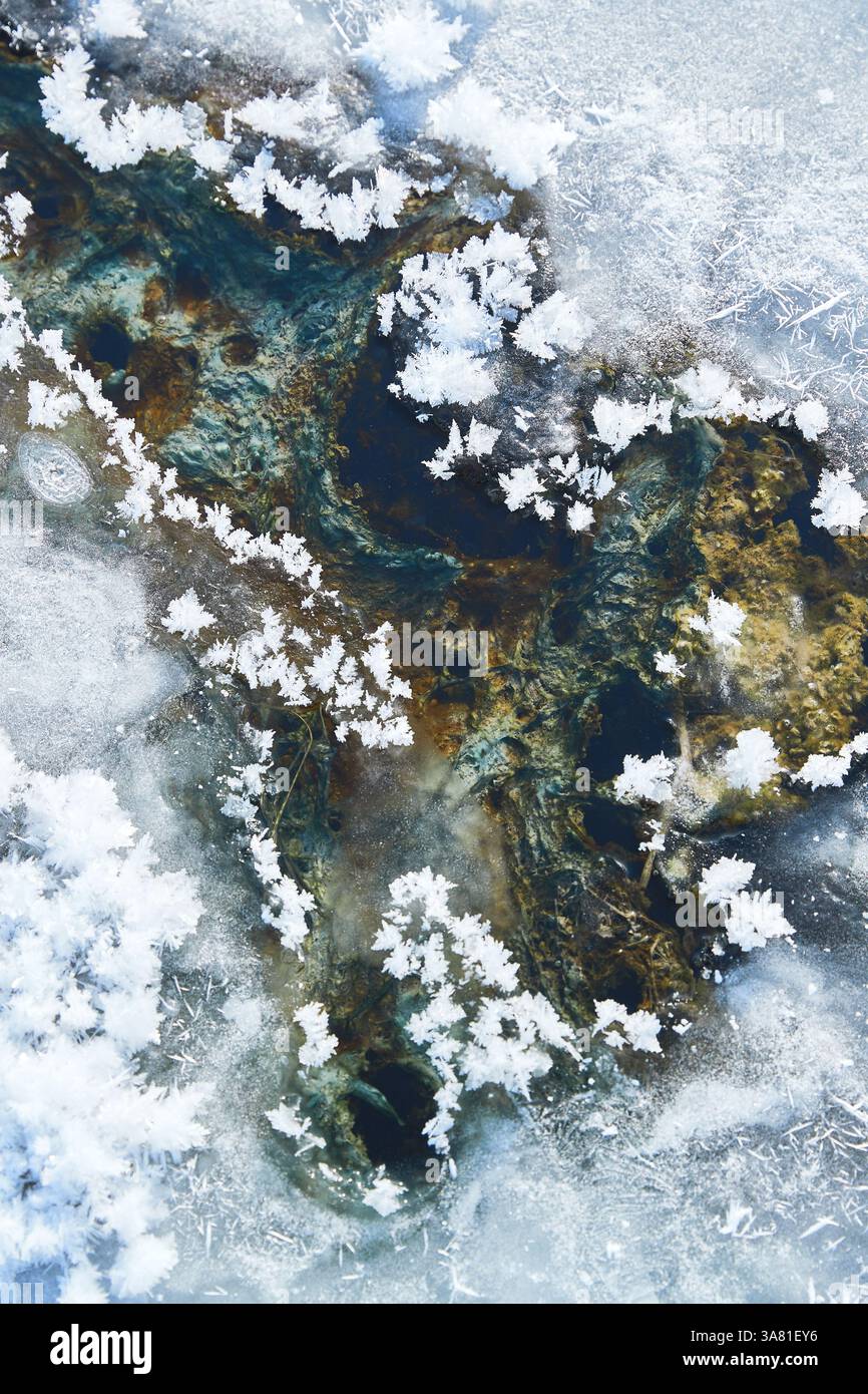 Roche gelée avec cristaux de glace Banque D'Images