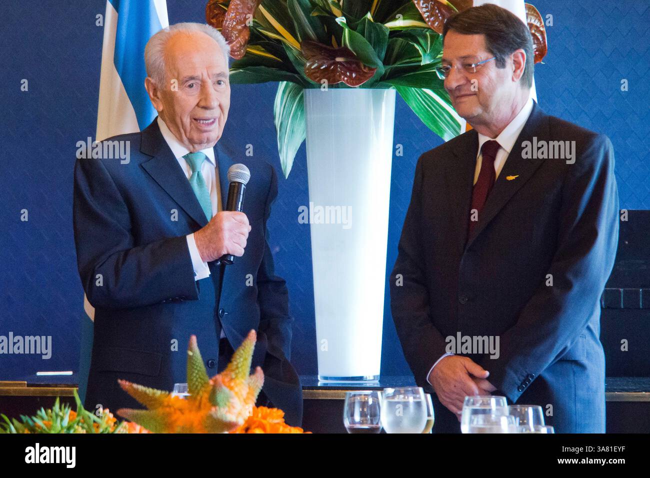 7 mai 2013 - Jérusalem, Israël - le président de l'État d'Israël, SHIMON PERES, accueille le président de Chypre, NICOS ANASTASIADES, pour déjeuner à l'hôtel King David de Jérusalem. Les deux présidents font des déclarations liminaires avant le début du repas. (Crédit image : © Nir Alon/ZUMAPRESS.com) Banque D'Images