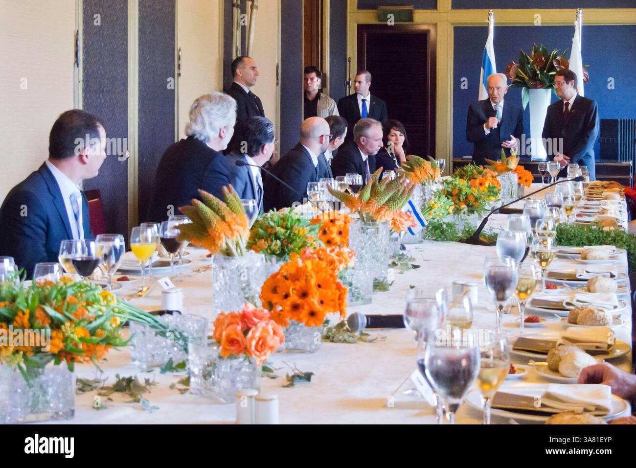 7 mai 2013 - Jérusalem, Israël - le président de l'État d'Israël, SHIMON PERES, accueille le président de Chypre, NICOS ANASTASIADES, pour déjeuner à l'hôtel King David de Jérusalem. Les deux présidents font des déclarations liminaires avant le début du repas. (Crédit image : © Nir Alon/ZUMAPRESS.com) Banque D'Images