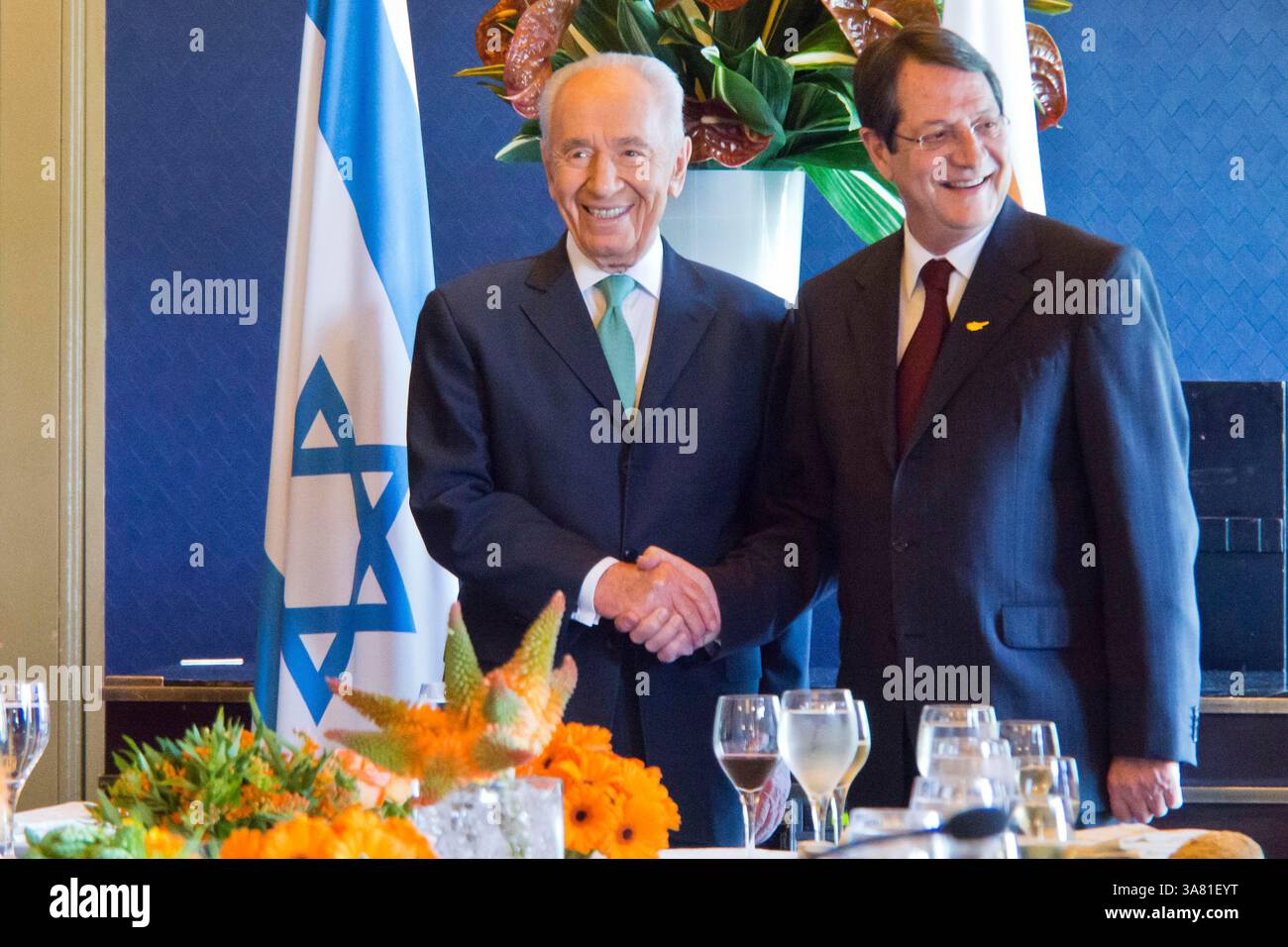7 mai 2013 - Jérusalem, Israël - le président de l'État d'Israël, SHIMON PERES, et le président de Chypre, NICOS ANASTASIADES, se serrent la main et font des déclarations liminaires avant le début d'un déjeuner officiel à l'hôtel King David de Jérusalem. (Crédit image : © Nir Alon/ZUMAPRESS.com) Banque D'Images